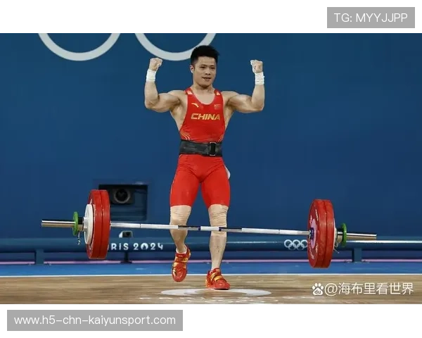 举重选手挺举动作干脆利索